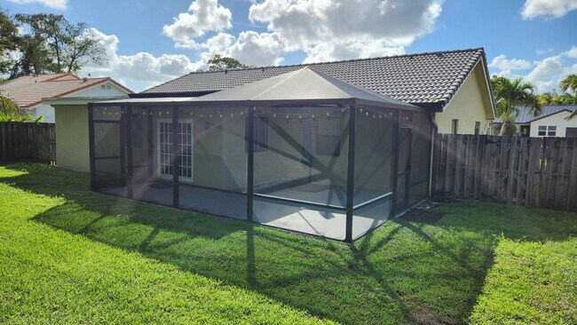 Foto del edificio - 21324 Chinaberry Dr