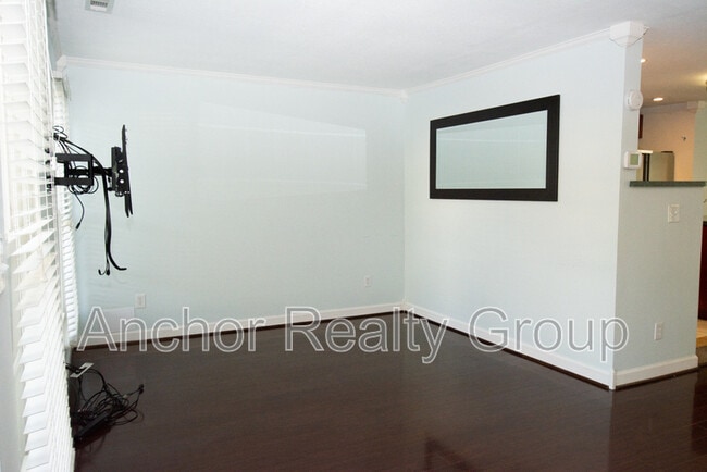 Building Photo - 304 Falling Ln