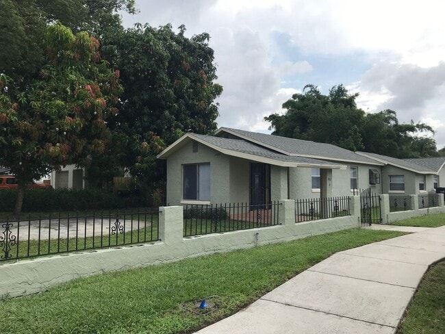 Building Photo - 3 bedroom 2 bath, corner lot