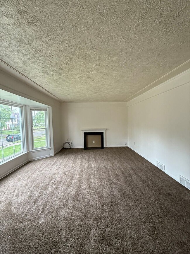 Foto del edificio - 3bd DOWNSTAIRS DUPLEX Shaker Section 8/Cas...