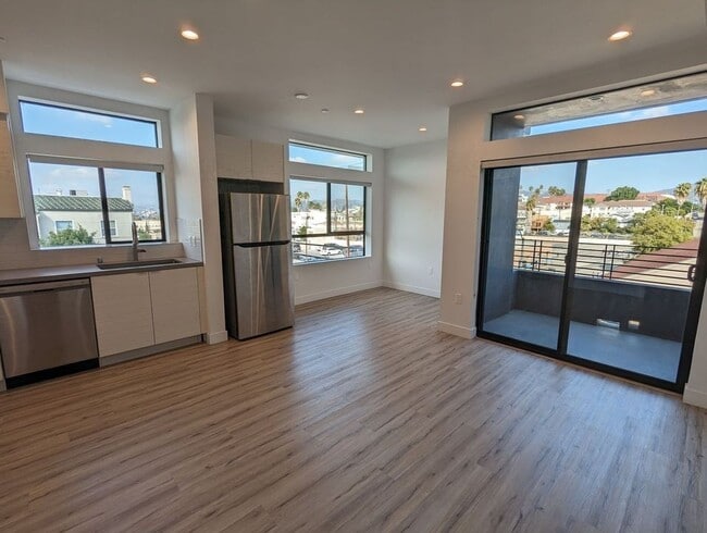Building Photo - 338 Mariposa Ave