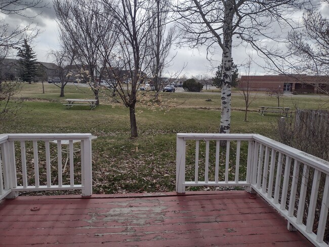 Vista del parque y la escuela primaria desde una de las terrazas. - 1005 Woodland Dr