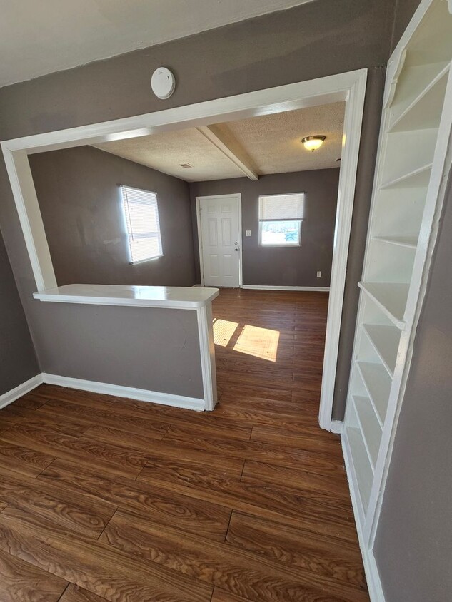 Foto principal - Large Three Bedroom Duplex on Eastside Nea...