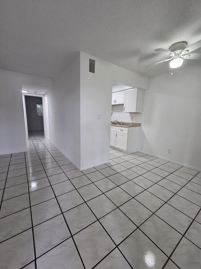 Building Photo - 1401 NE 17th Ct