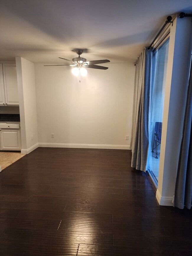 Foto del edificio - 5339 Newcastle Ave