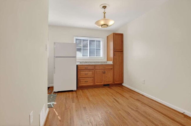 Building Photo - 2207 Sweetbriar Dr