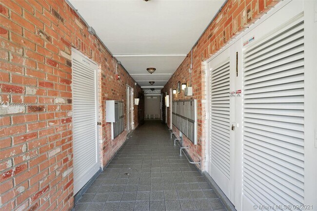 Foto del edificio - 300 Golden Isles Dr