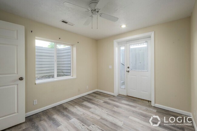 Foto del edificio - 3987 Lake Mountain Dr
