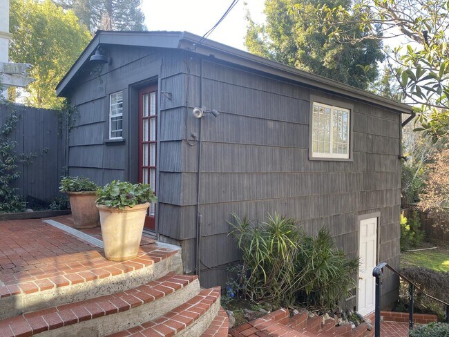 Building Photo - 510 Warren Rd