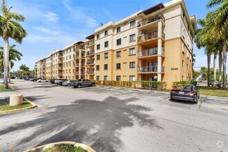Building Photo - 9340 Fontainebleau Blvd