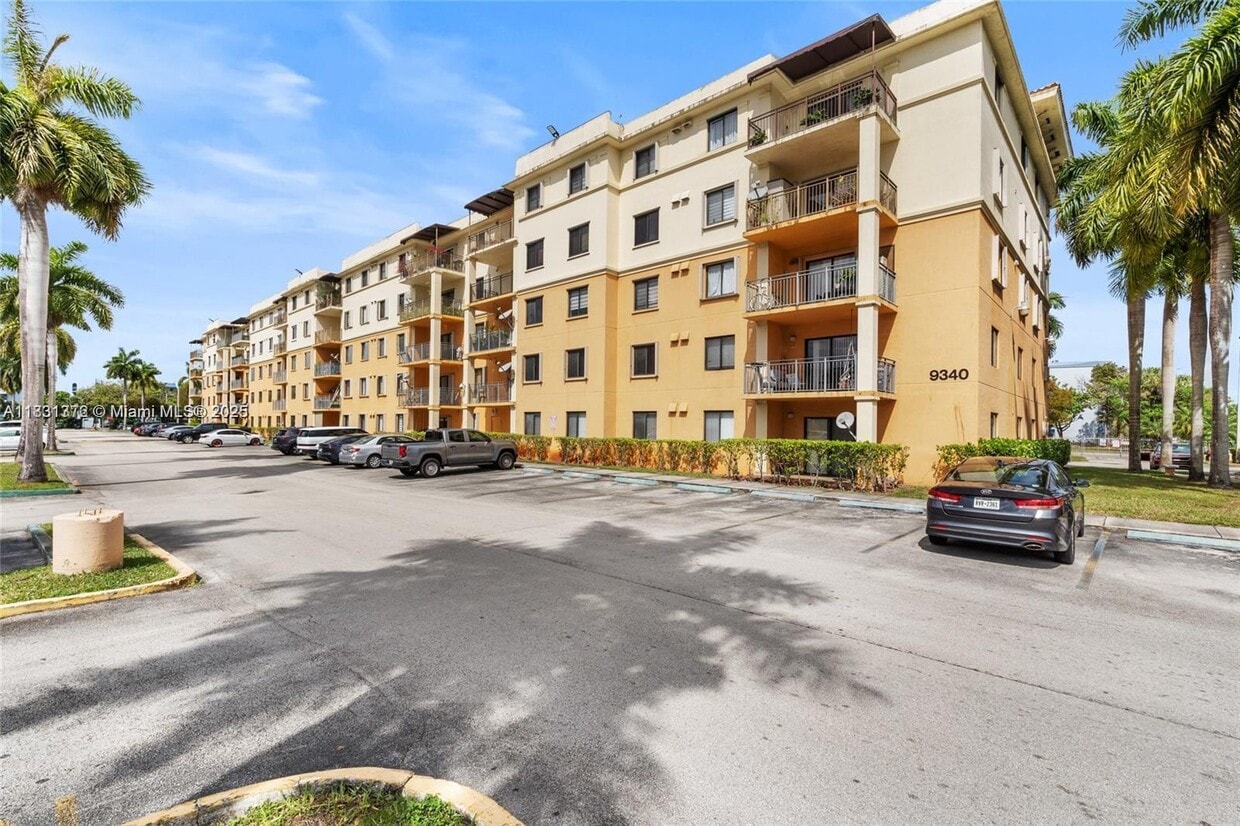 Primary Photo - 9340 Fontainebleau Blvd
