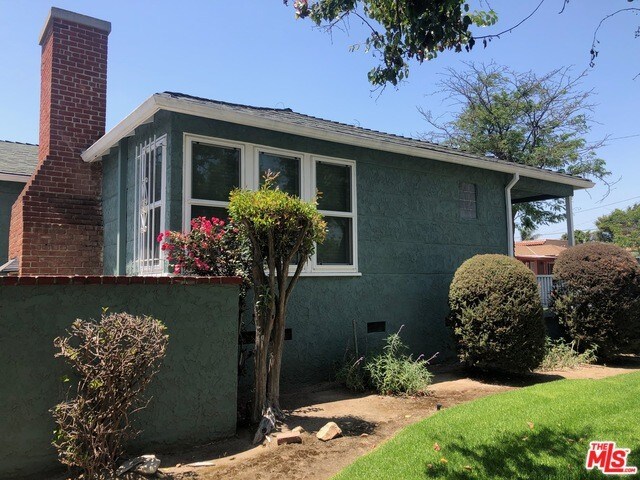 Building Photo - 2500 W 85th St