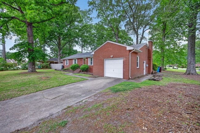 Building Photo - Brick Corner Ranch in Oak Manor-Chesapeake!
