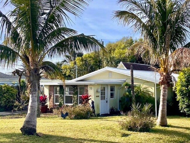 3/2 Beachside Bungalow with Garage! - 3/2 Beachside Bungalow with Garage! House