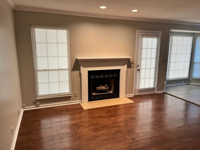 Building Photo - Charming 2 Story with great outdoor space ...