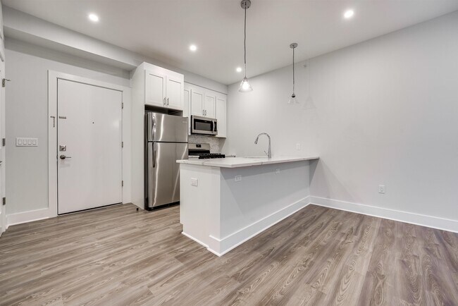 Building Photo - 658 Grand St