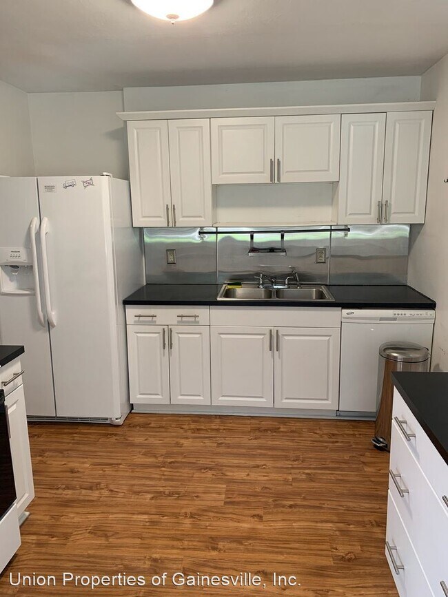 Building Photo - 3 br, 1 bath House - 2502 NE 11th Terrace
