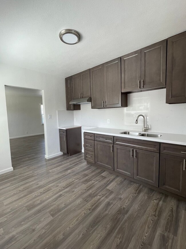 Building Photo - Large Brand New One Bedroom Apartment!