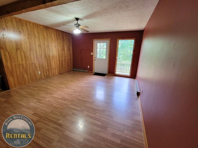 Building Photo - 2bd/1ba Upstairs Duplex Off Howard's Creek