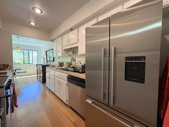 Building Photo - Beautiful 2-Bedroom Corner Condo in Downtown Palo Alto