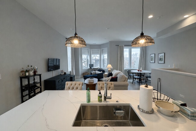 Foto del edificio - 1535 N Maplewood Ave