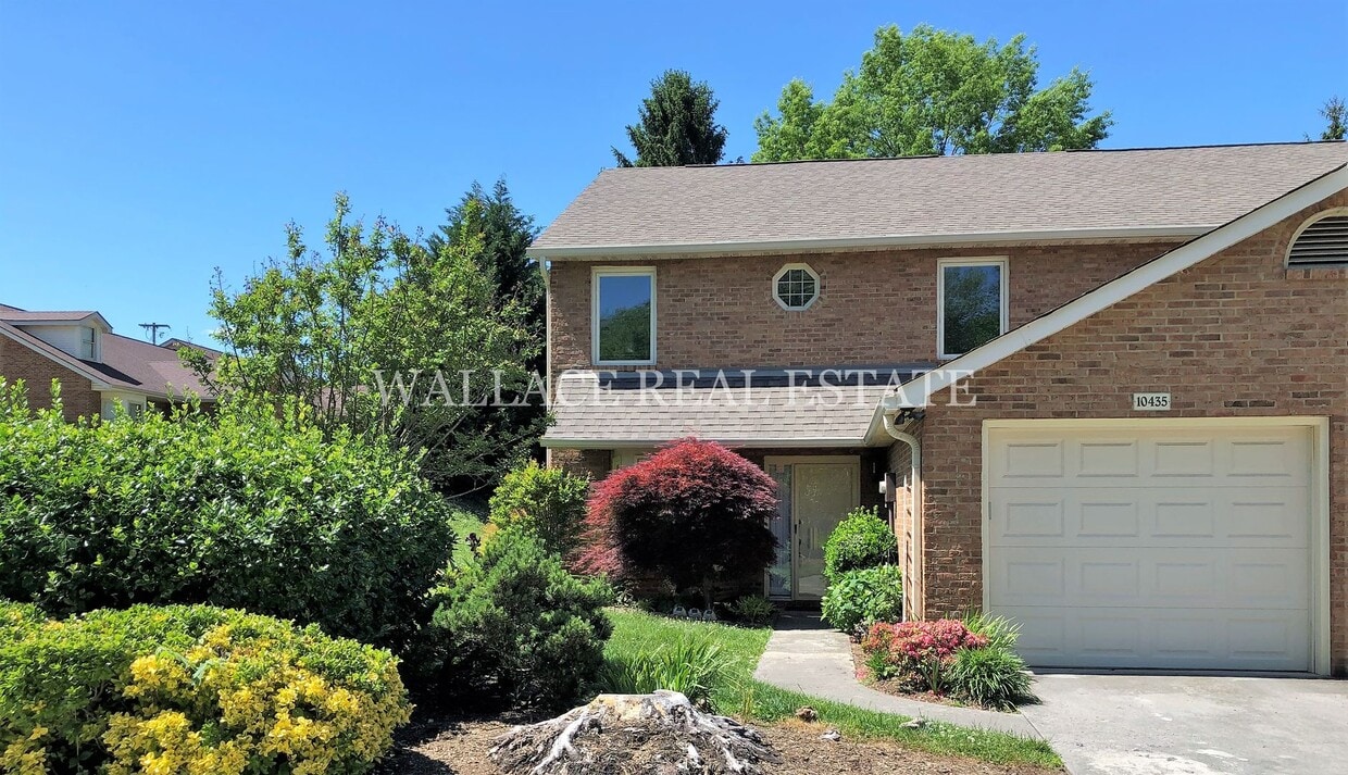 Primary Photo - FARRAGUT 3 BDRM / 2.5 BATH CONDO WITH PRIV...