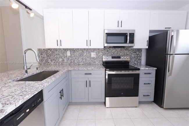 Building Photo - 2903 N Miami Beach Blvd