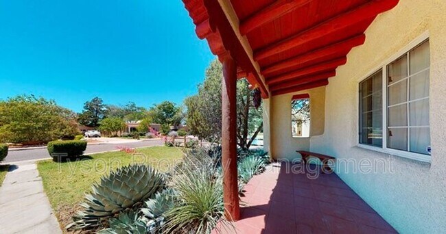 Foto del edificio - 412 Aliso Dr NE