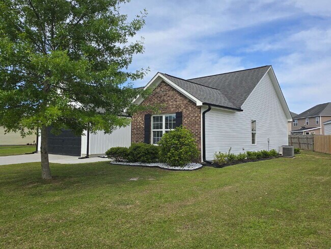 Foto del edificio - "Charming 3-Bedroom Retreat with Granite Finishes & Cozy Fireplace in Jacksonville!"