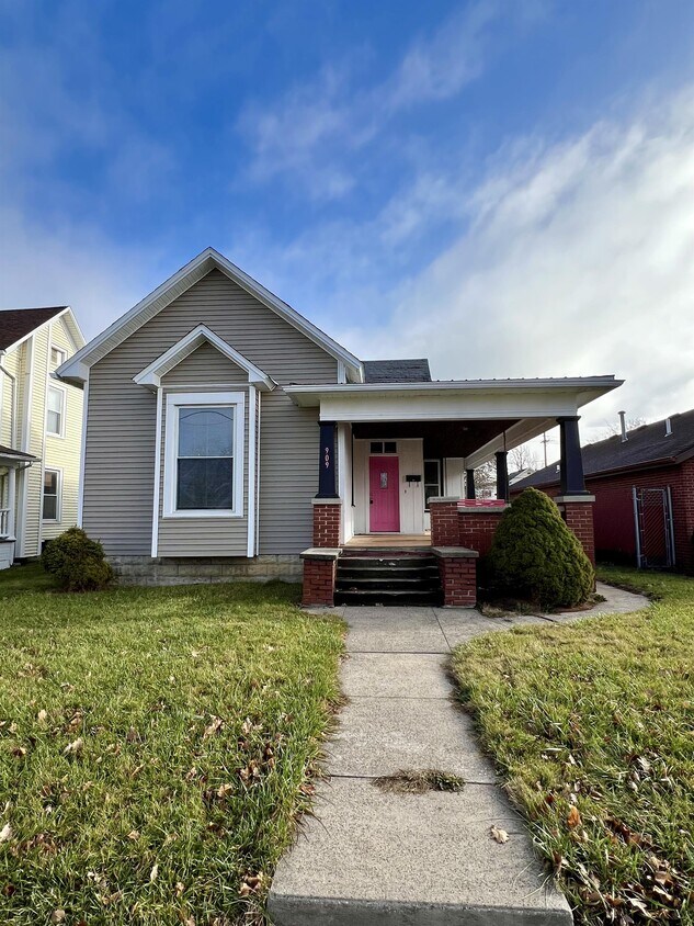 Primary Photo - 909 N Main St