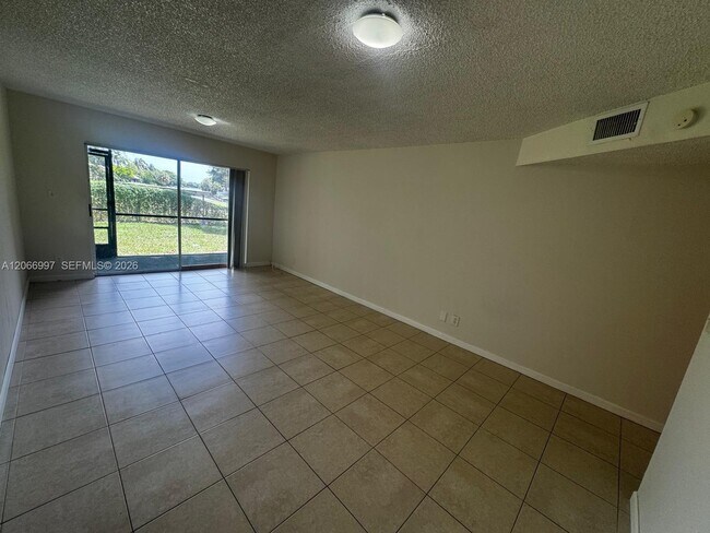 Foto del edificio - 8020 Fairview Dr