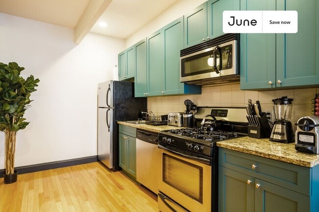 Building Photo - 356 W 39th St