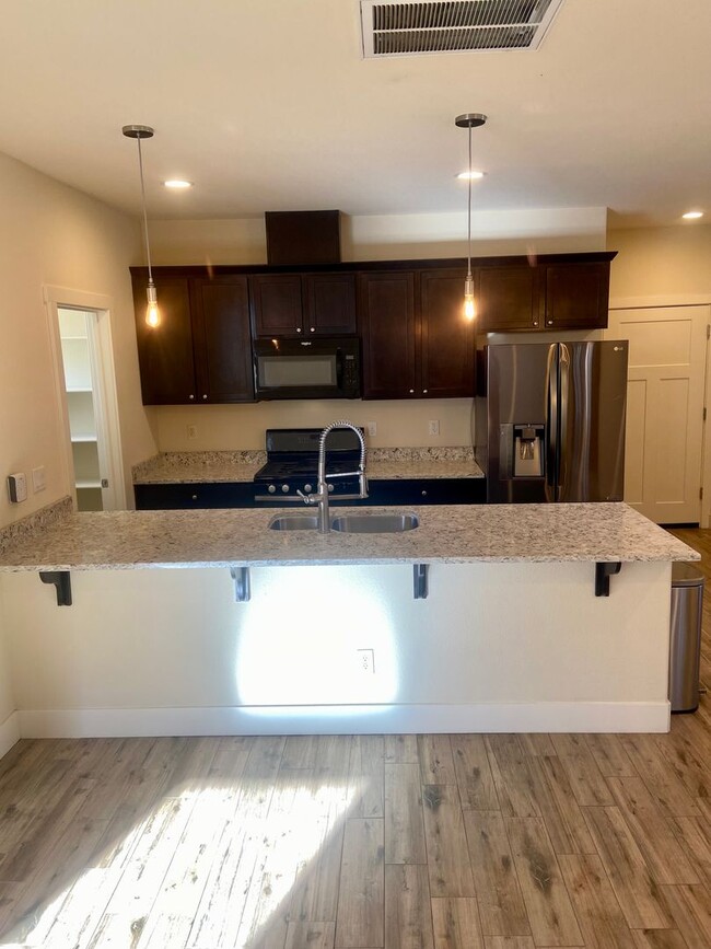 Foto del edificio - 4 Bedroom Home Close to Schools, Dining an...