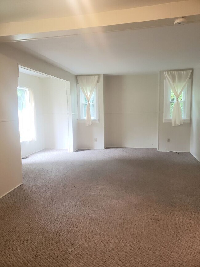 Foto del edificio - Charming Cottage in Woodburn with Large Yard!