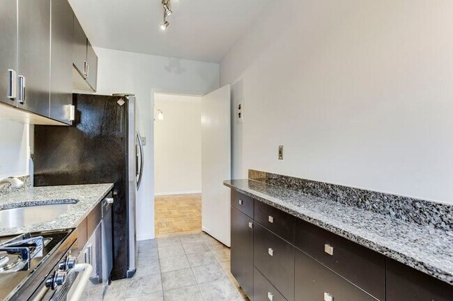Foto del edificio - 4200 Cathedral Ave NW