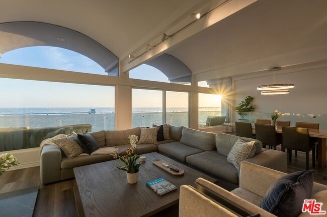 Foto del edificio - 3806 Ocean Front Walk