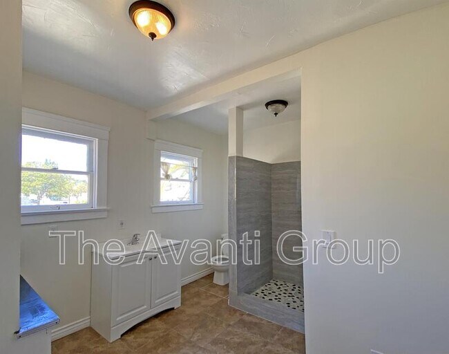 Foto del edificio - 933 East Santa Paula Street, Unit A