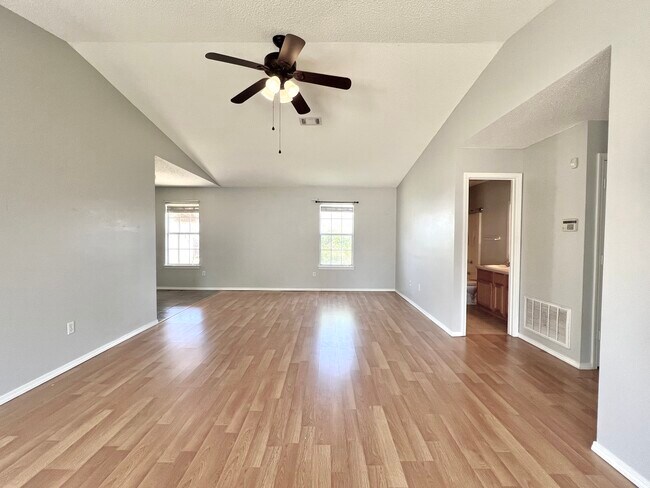 Foto del edificio - 14101 Cherry Hill Dr