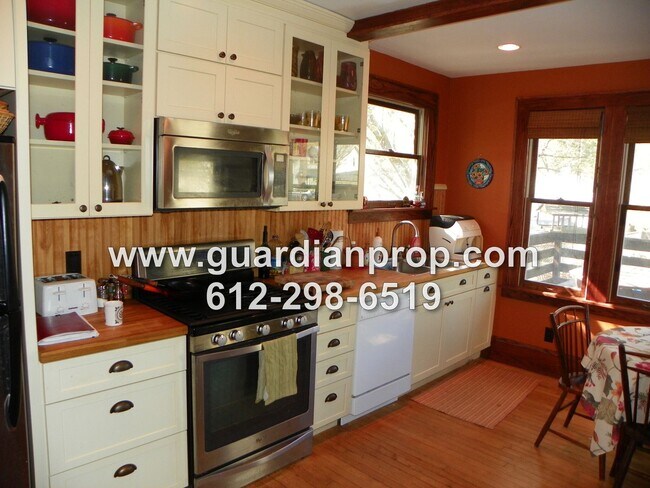 Foto del edificio - House on Corner Lot Available October 1st, Updated Kitchen/Bath, Fenced Yard, Back Deck, 2 Car Ga...