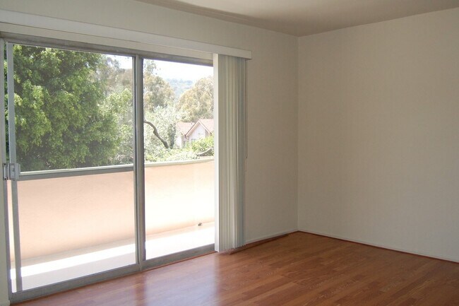 Sala de estar con balcón - Mikado Apartments, Mid-Century Japanese