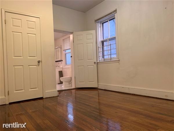 Building Photo - 316 S 43rd St
