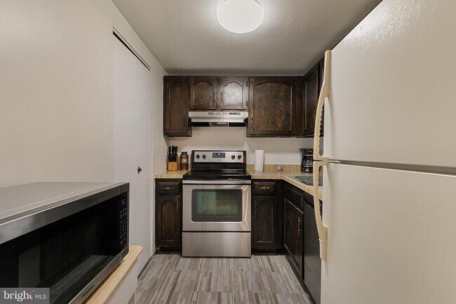 Building Photo - 5780 Village Green Dr