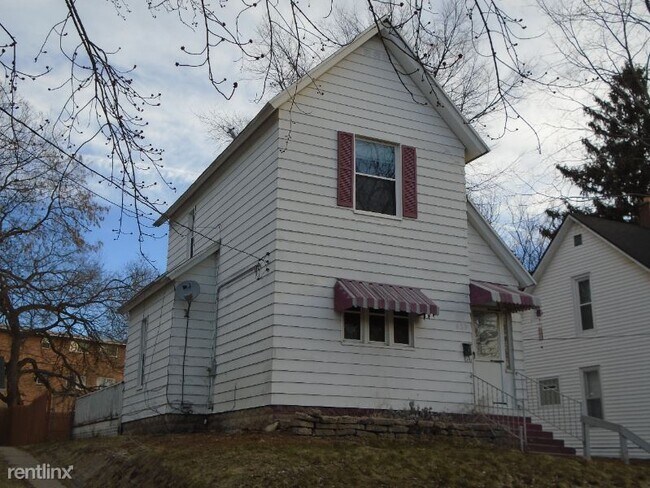 Building Photo - 4 br, 1 bath House - 935 Baraga St NE