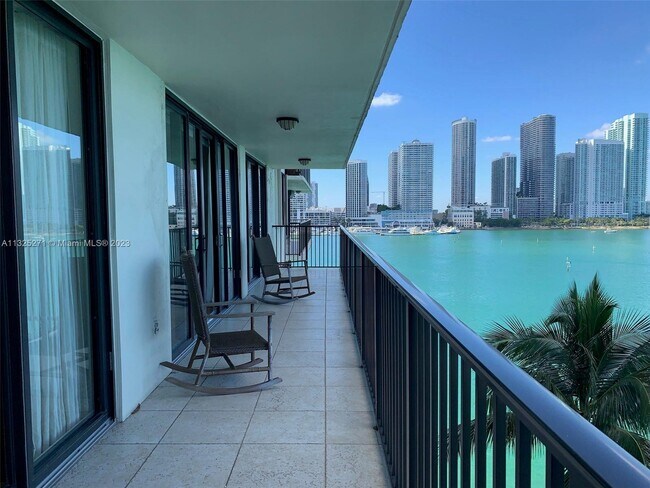 Building Photo - 801 N Venetian Dr