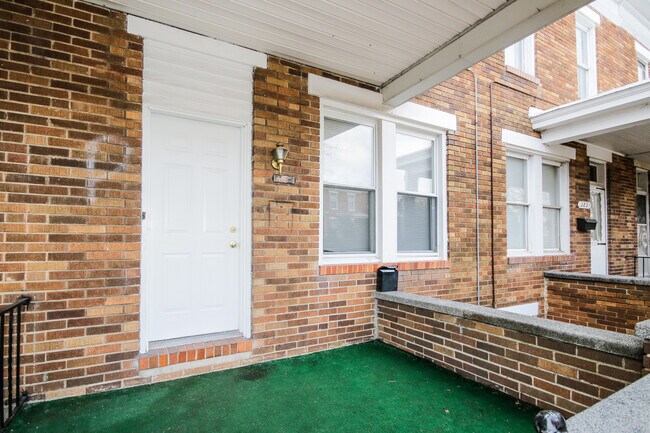 Foto del edificio - 2823 Mayfield Ave
