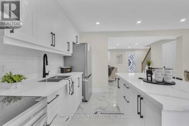 Building Photo - 41 Mohegan Crescent