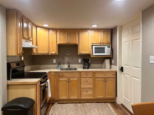 Building Photo - 2135 Meadowlark Pl