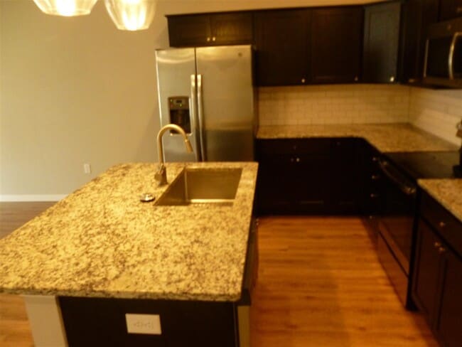 Building Photo - 1330 N Dodge St Ct