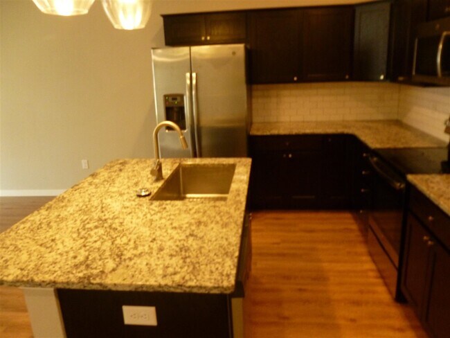 Foto del edificio - 1330 N Dodge St Ct