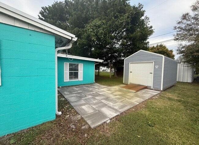 Caseta de 3 x 4,9 metros con electricidad y aire acondicionado. - 1630 6th Ave